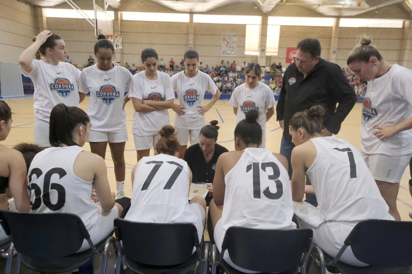 Mireia Capdevila da órdenes durante un tiempo muerto.