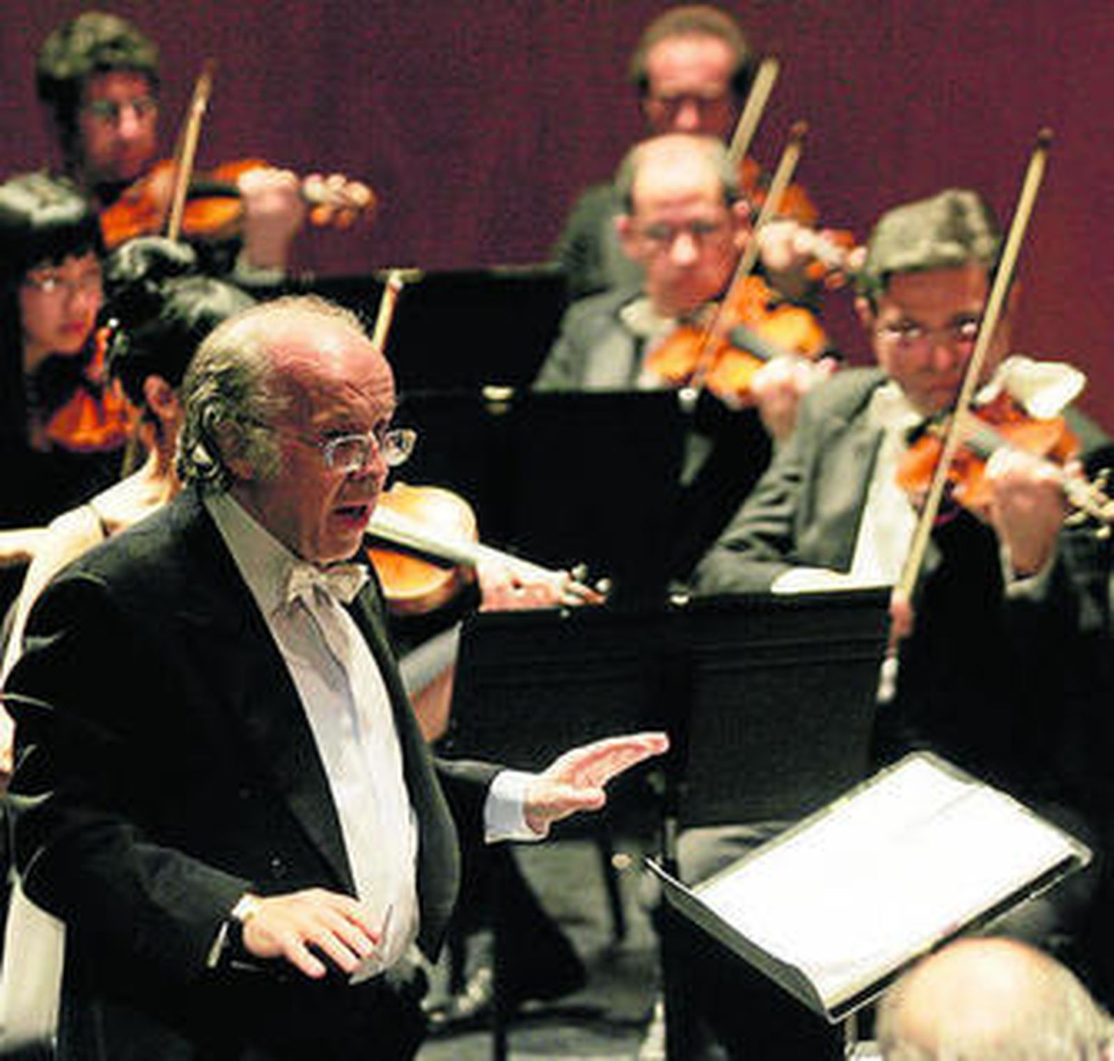 José Luis Temes, al frente de la Orquesta.