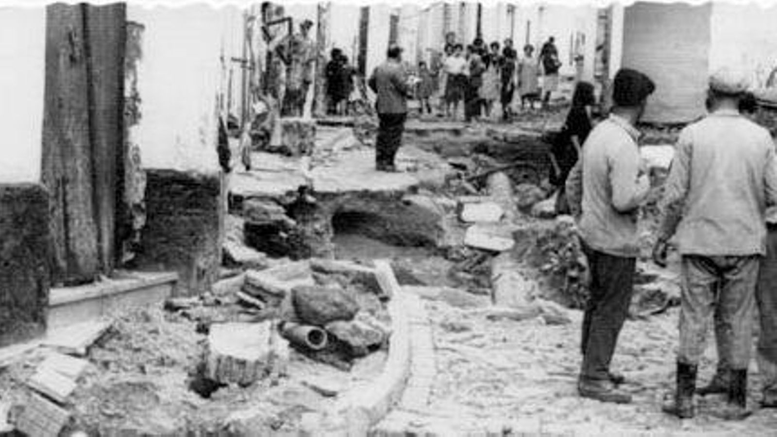Destrozos que provocó el agua en una céntrica calle del pueblo. Destrozos que provocó el agua en una céntrica calle del pueblo.