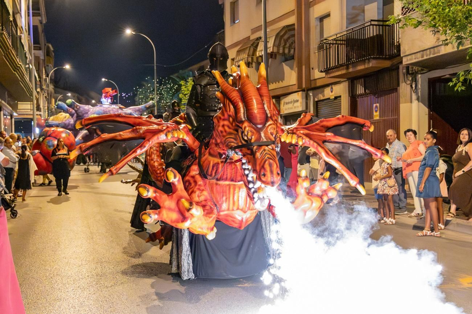Pasacalles inaugural, fuegos artificiales e iluminación de la portada de feria y del recinto ferial de la Feria de San Bartolomé en Martos
