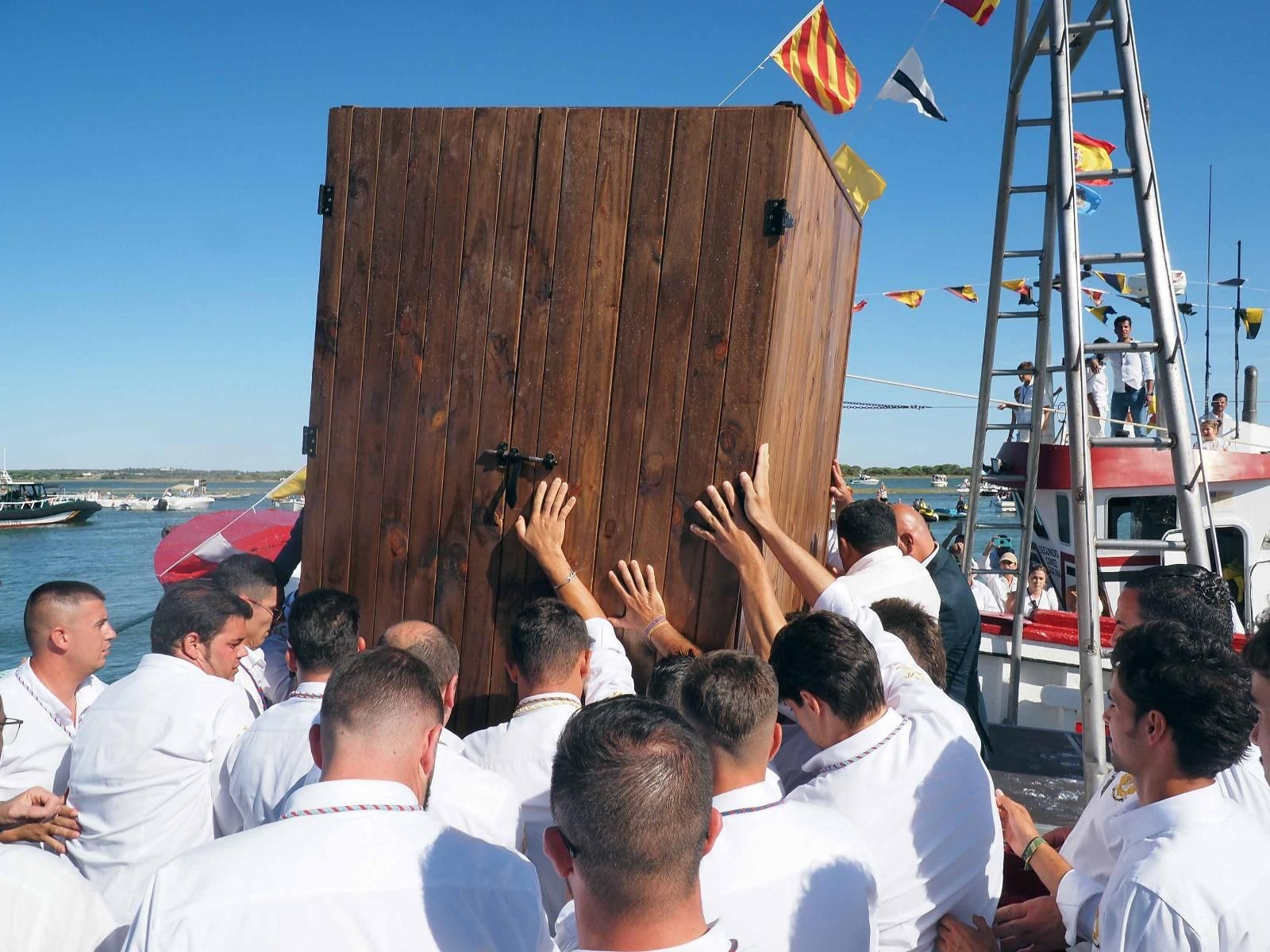 Imágenes del desembarco de la Virgen de la Bella en el Terrón de Lepe