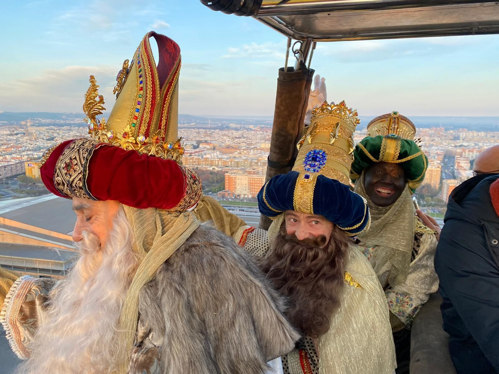 Fotos del vuelo de los Reyes Magos sobre Sevilla