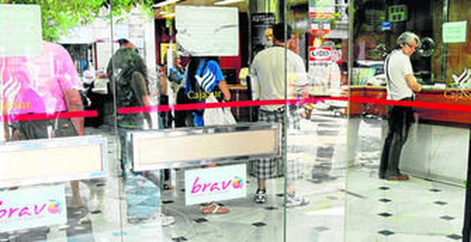 Clientes de Cajasur hacen cola ayer en la sucursal de la calle Larga.