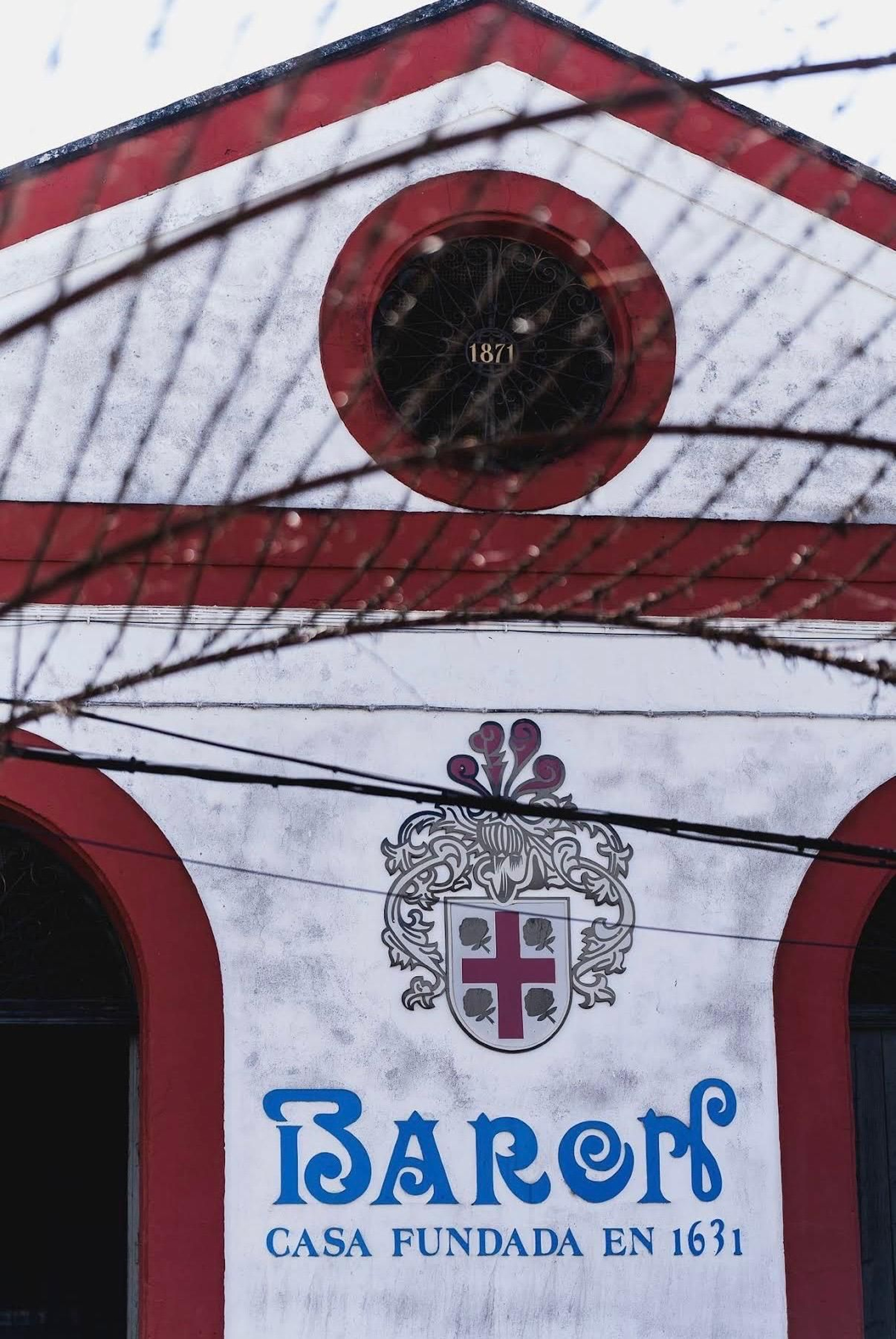 Fachada de la bodega en calle Molinillo.