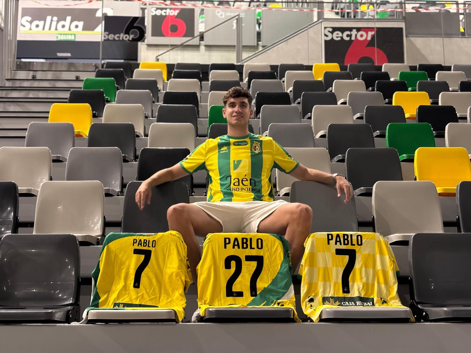 Pablo Ordóñez posa con su nueva camiseta en el Olivo Arena. Pablo Ordóñez posa con su nueva camiseta en el Olivo Arena.
