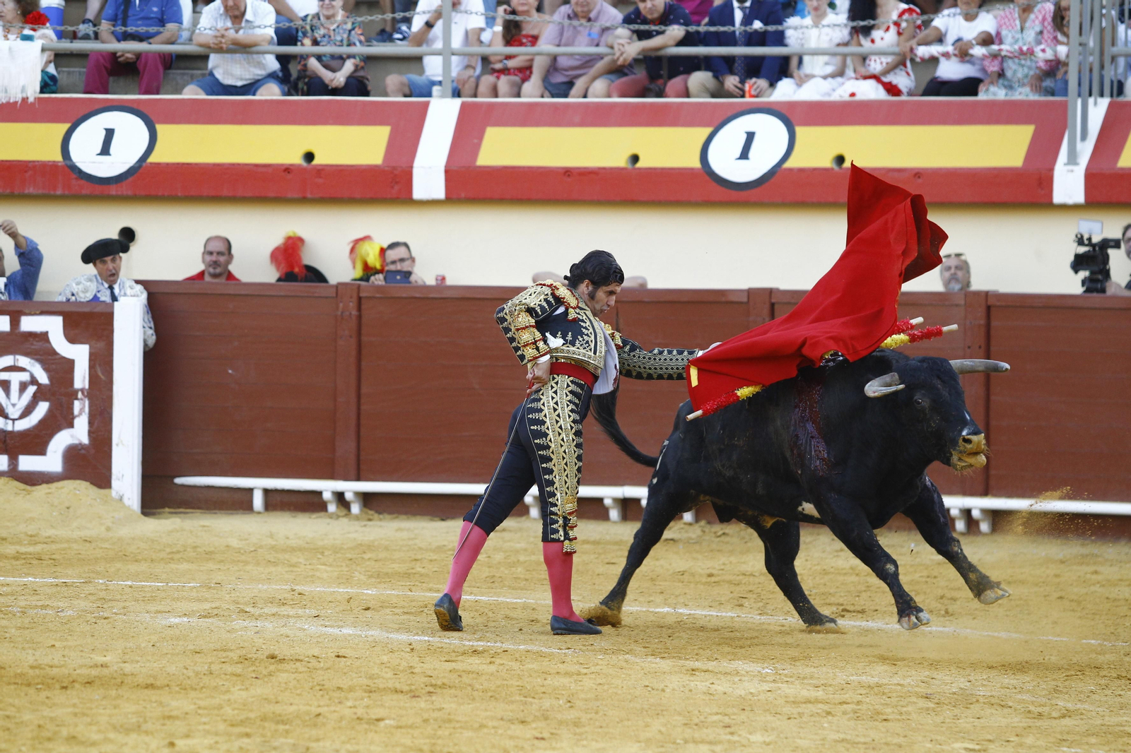 Imágenes de la corrida de toros de la Feria de Vera, con Morante de la Puebla, Emilio de Justo y Pablo Aguado