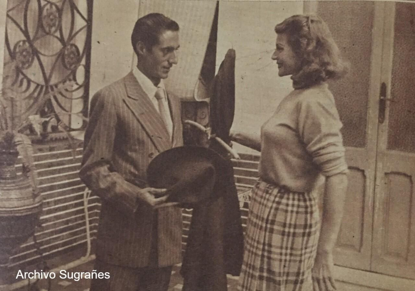 MIguel Báez 'Litri' le da la 'alternativa' a Rita Hayworth en la visita a su casa.