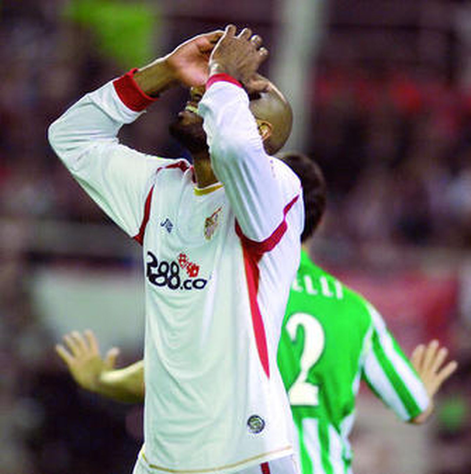 Kanoute se lamenta en el derbi del sábado