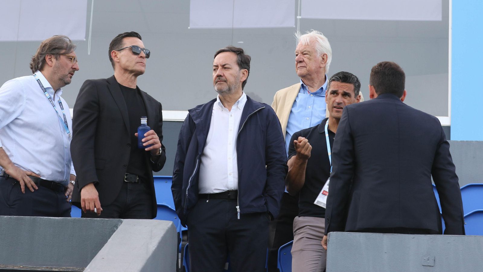 Monterrubio y Juanito, en el palco del Ibiza durante la visita del Córdoba CF al conjunto celeste.