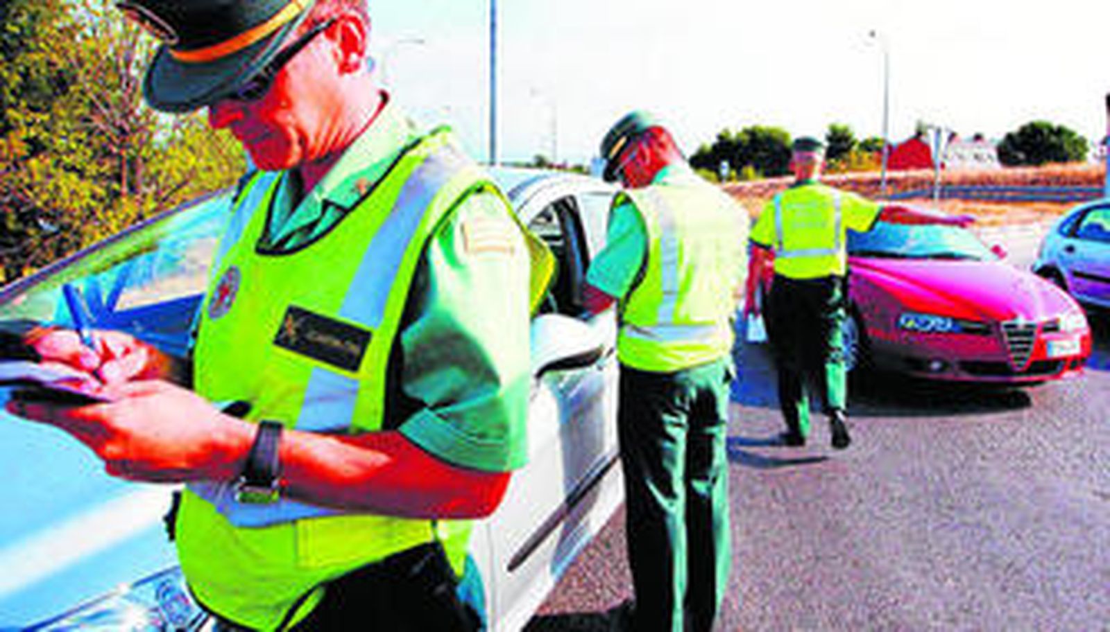 Control de velocidad de la Guardia Civil de Tráfico en una carretera.