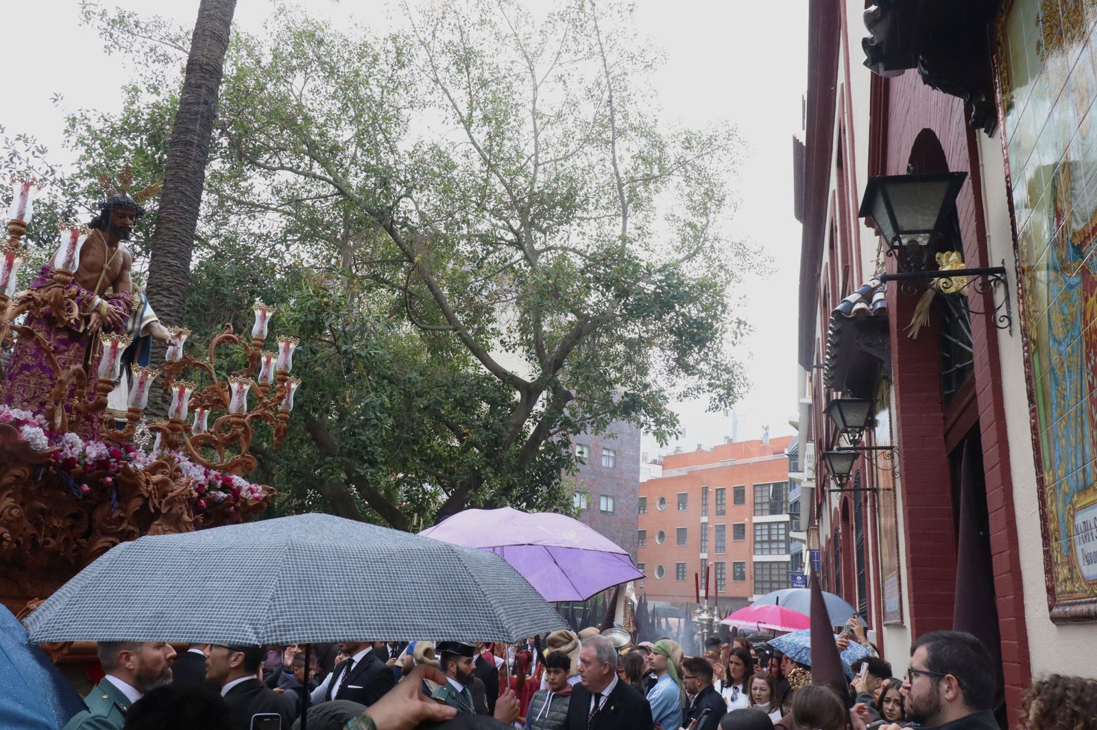 Las mejores imágenes del Martes Santo en Huelva: La Hermandad de La Sentencia