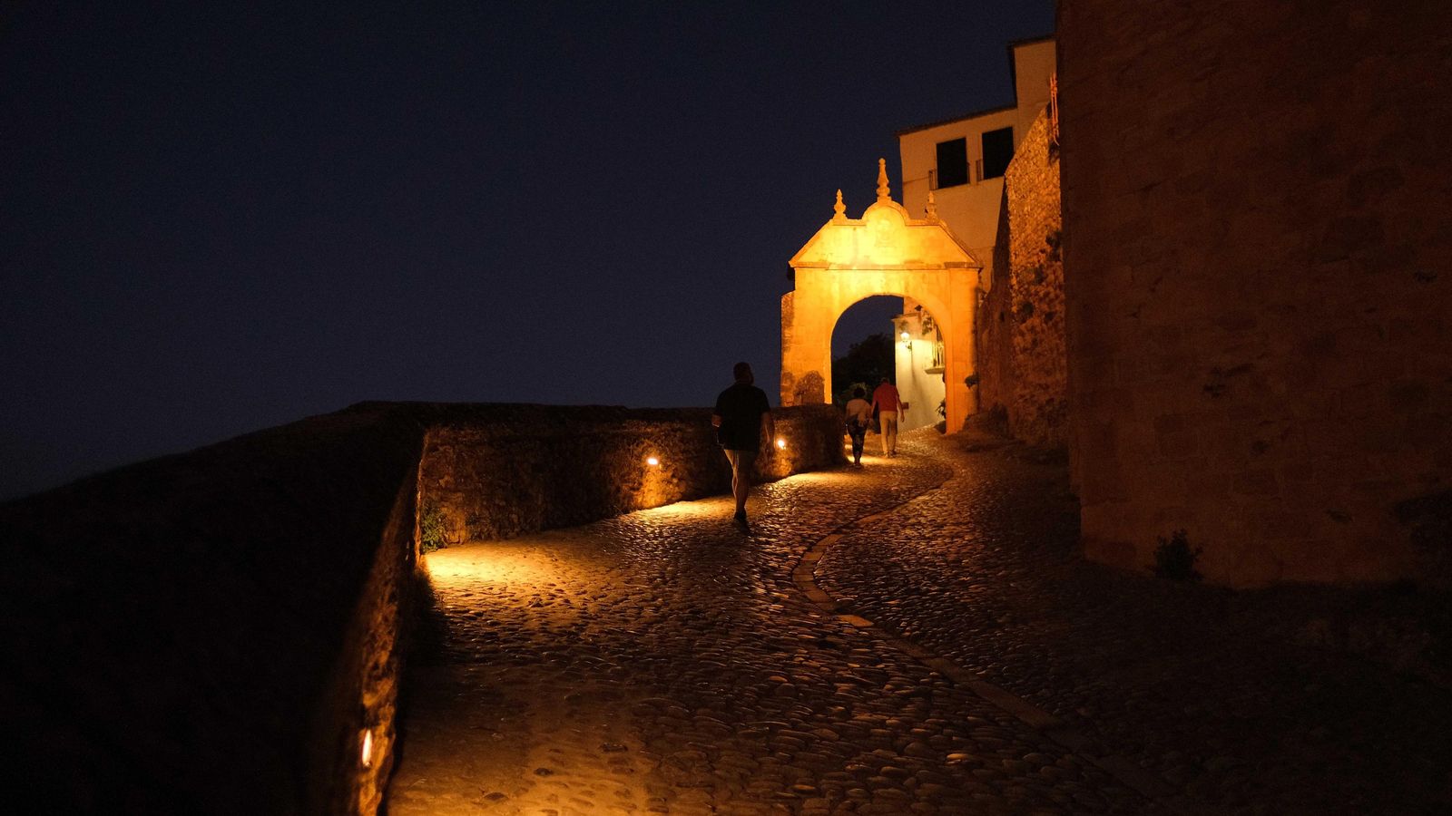 Turistas paseando por el Arco de Felipe V
