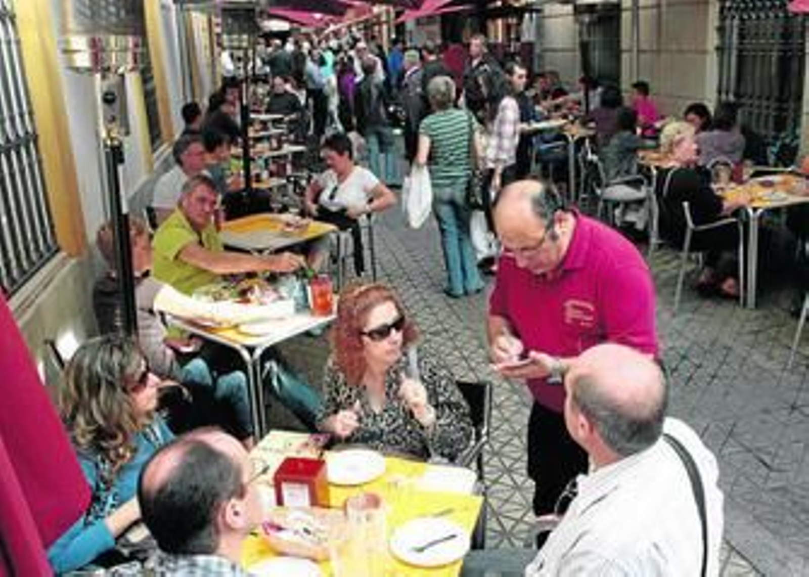Veladores en una calle del entorno de la Plaza Nueva.