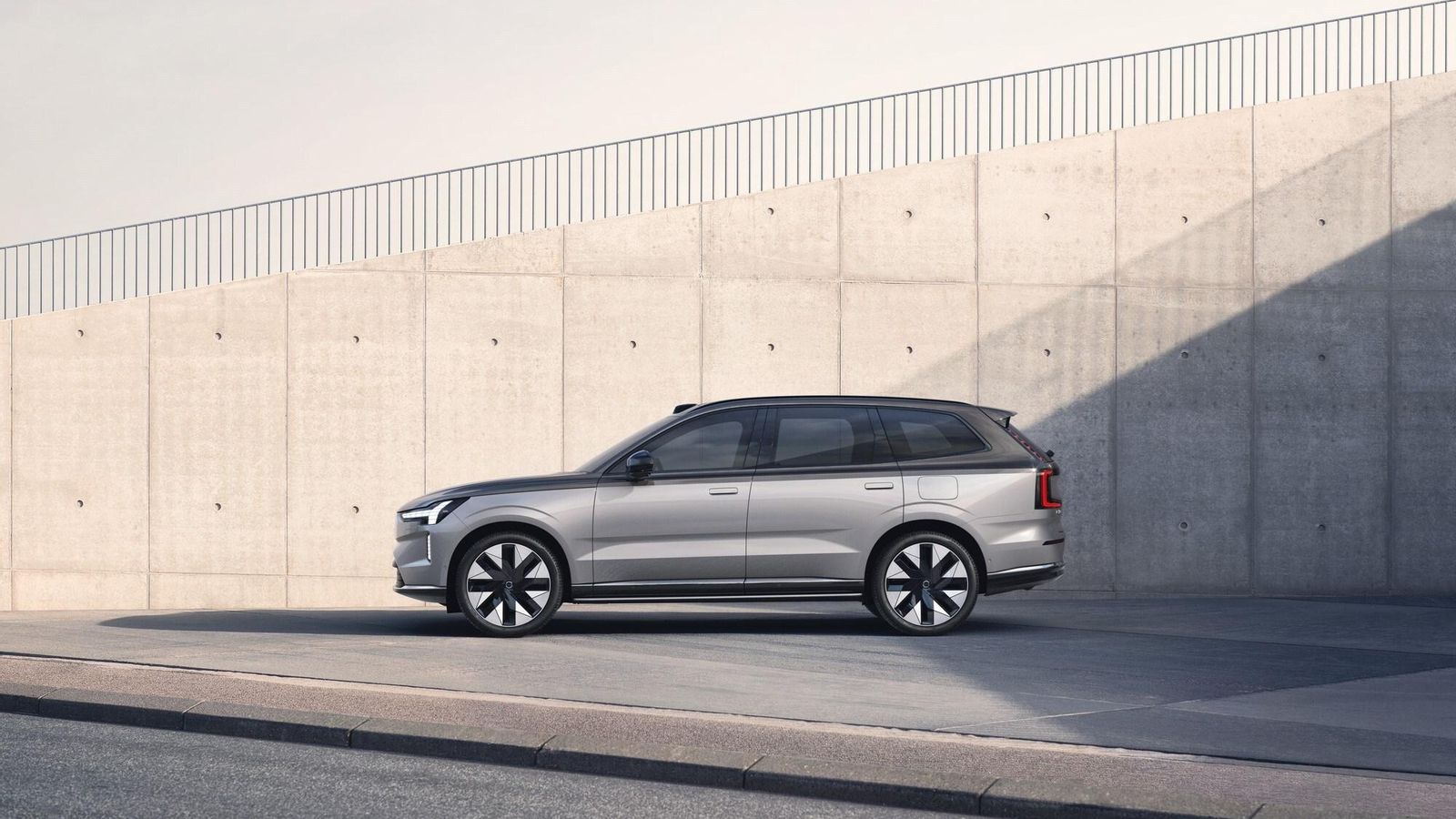 Entre sus rivales estarían modelos como el Audi Q8 e-tron, BMW iX, Mercedes-Benz EQE SUV, Polestar 3 o Tesla Model X, es decir, SUV eléctricos grande y considerablemente potentes.