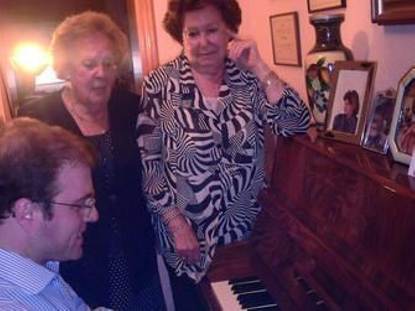 Mary Ortiz (izqda.) canta al piano, al lado de su hermana Loly.