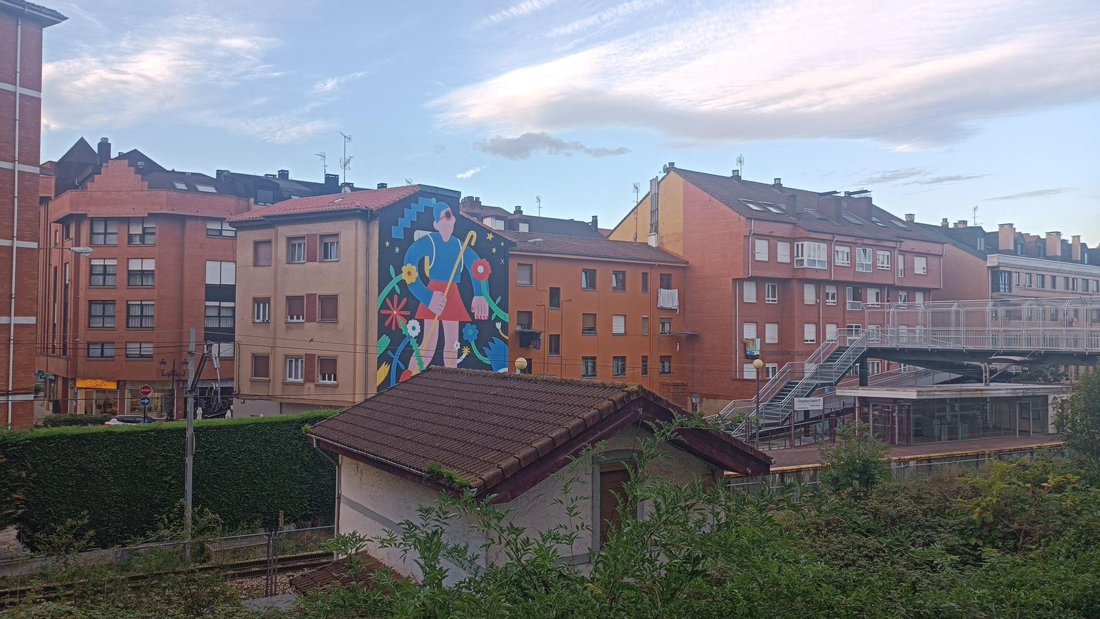 Nos aguardan cuatro kilómetros para salir de Oviedo. Se hará pesado.