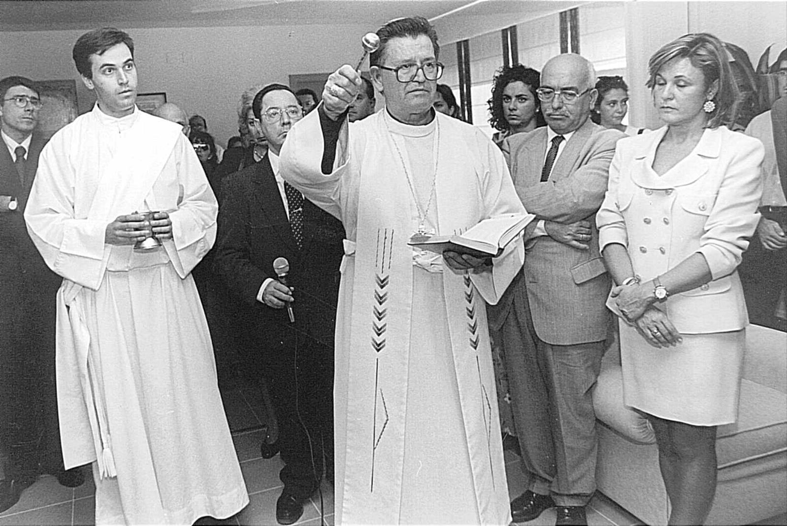 El obispo Antonio Ceballos bendice las instalaciones de Gerasa durante el acto de inauguración del centro, en 1996.