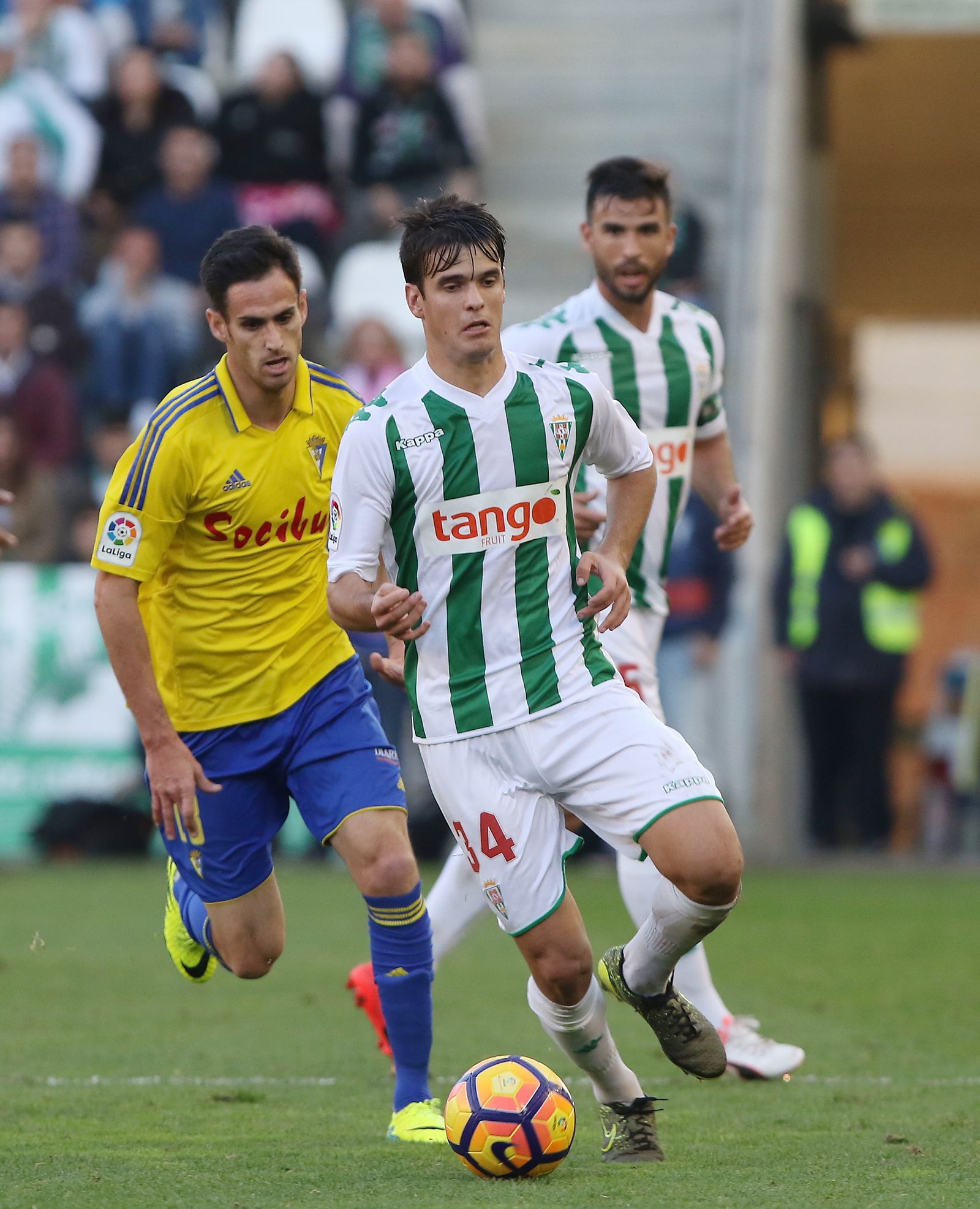 Esteve conduce el balón con Rubén Cruz presionándole.