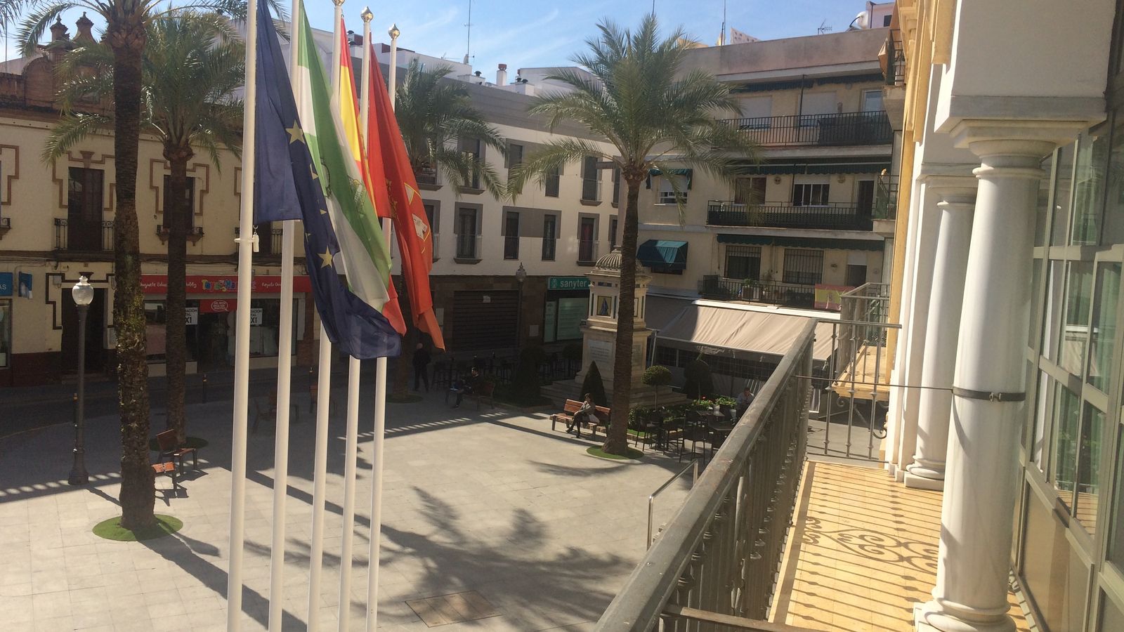 Las banderas oficiales colocaldas ante el Ayuntamiento de Dos Hermanas, donde Toscano repite como candidato.