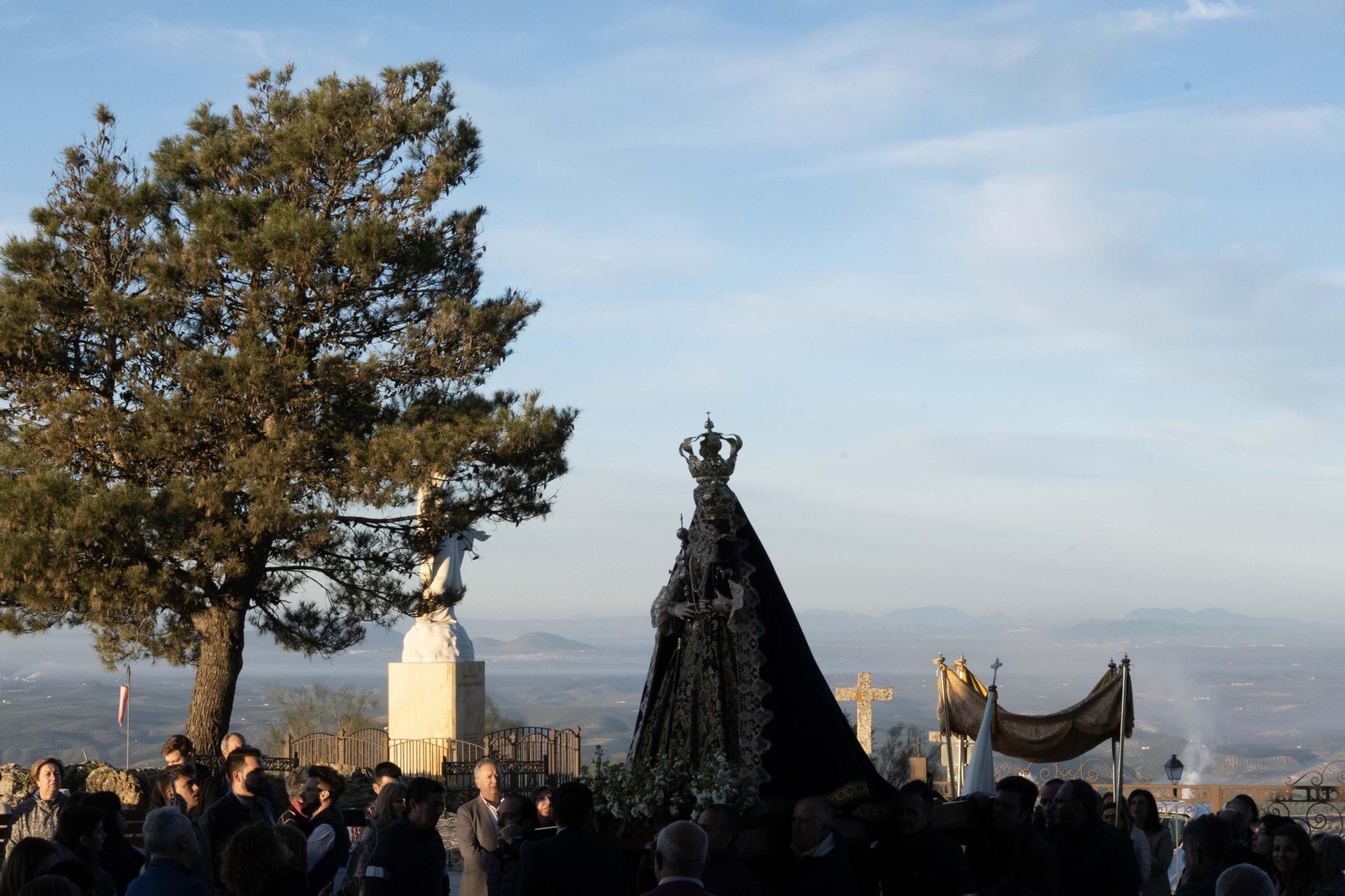 La adoración nocturna y procesión del Santísimo y la Virgen de Araceli de Lucena, en imágenes