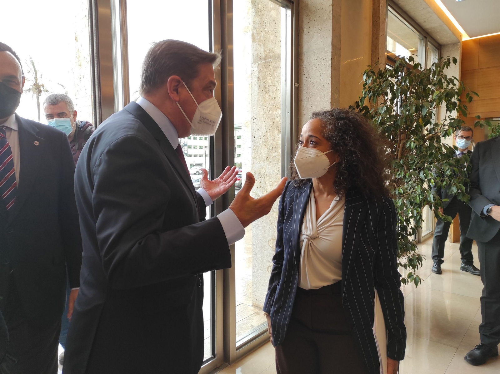 Luis Planas saluda a la embajadora de EEUU en España y Andorra, Julissa Reynoso.