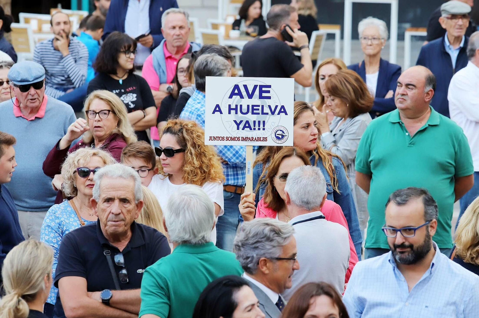 Imágenes de la concentración en defensa de la llegada del AVE a Huelva