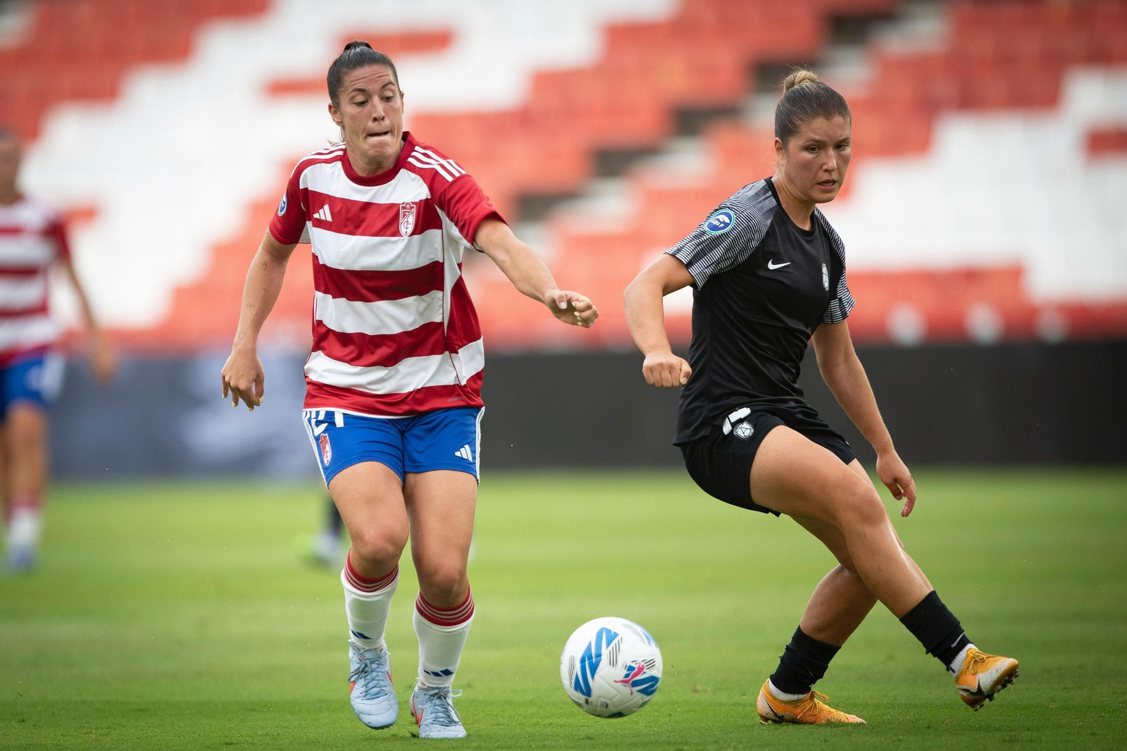Postigo disputa el balón con una jugadora del Levante Badalona