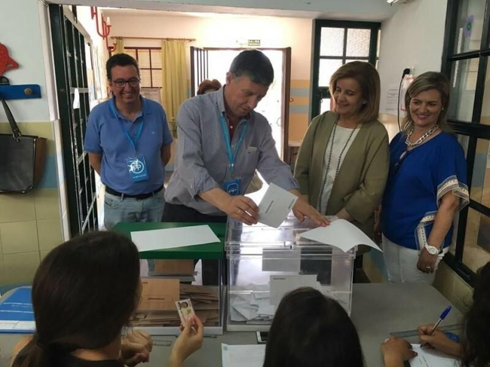 Fátima Báñez junto a Carmelo Romero y Manuel Andrés González en las pasadas elecciones.
