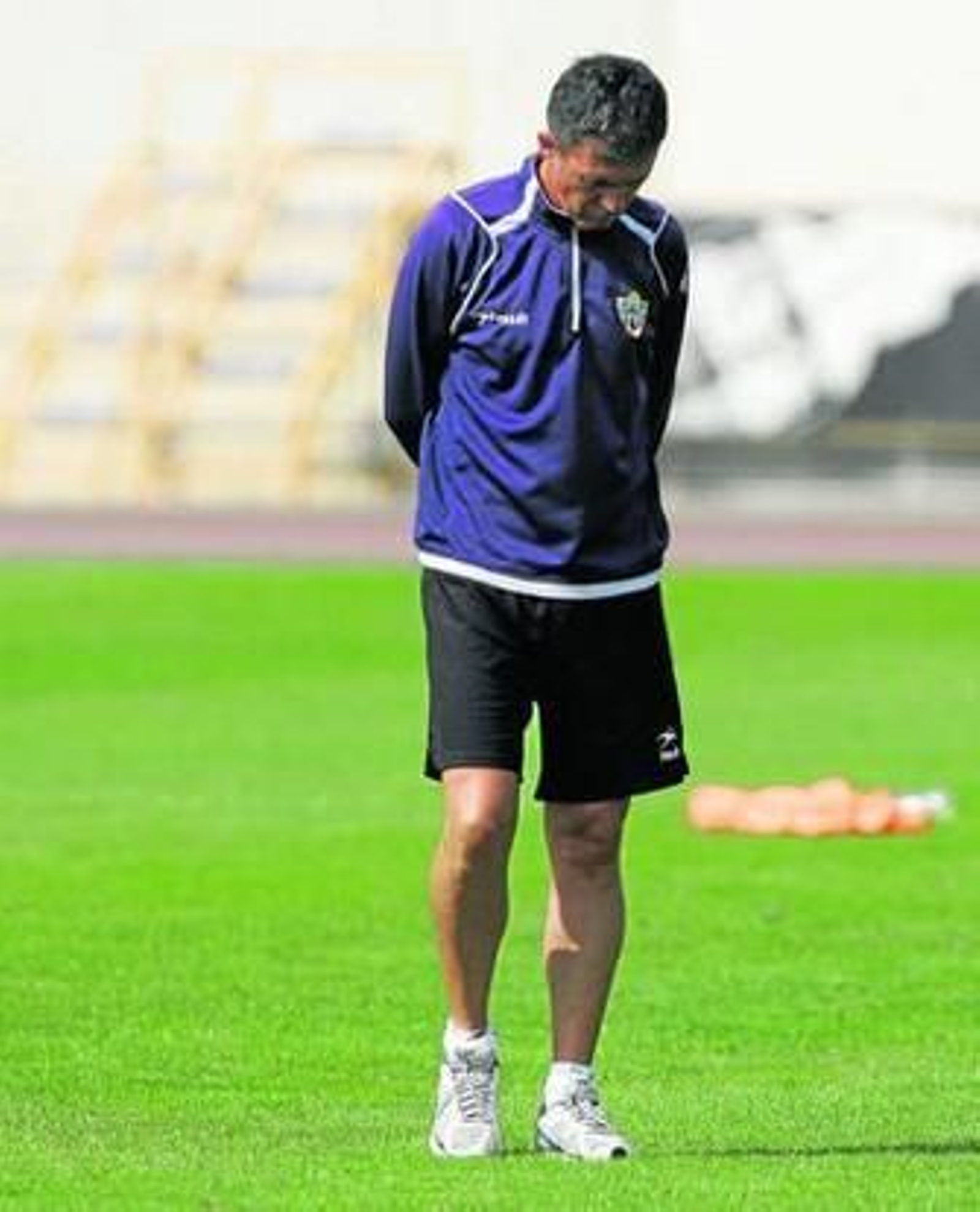 Lucas Alcaraz se muestra pensativo durante un entrenamiento del Almería.