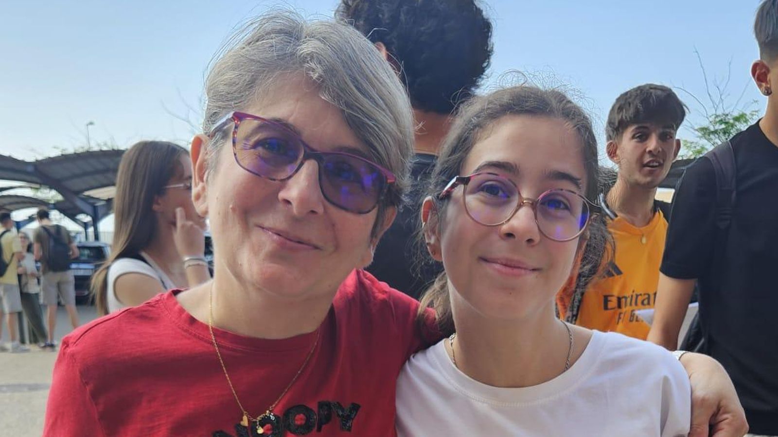 Una alumna del IES Maestro Padilla junto a su madre, nada más salir de realizar el examen de Lengua y Literatura.