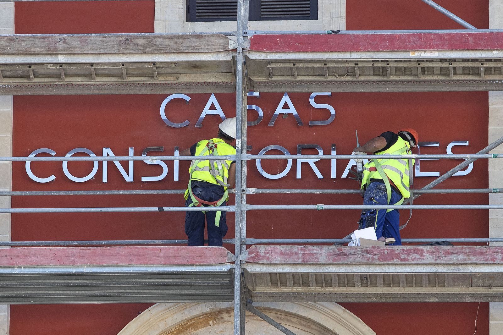 Colocación del rótulo en la fachada del Ayuntamiento isleño, en el pasado mes de septiembre.