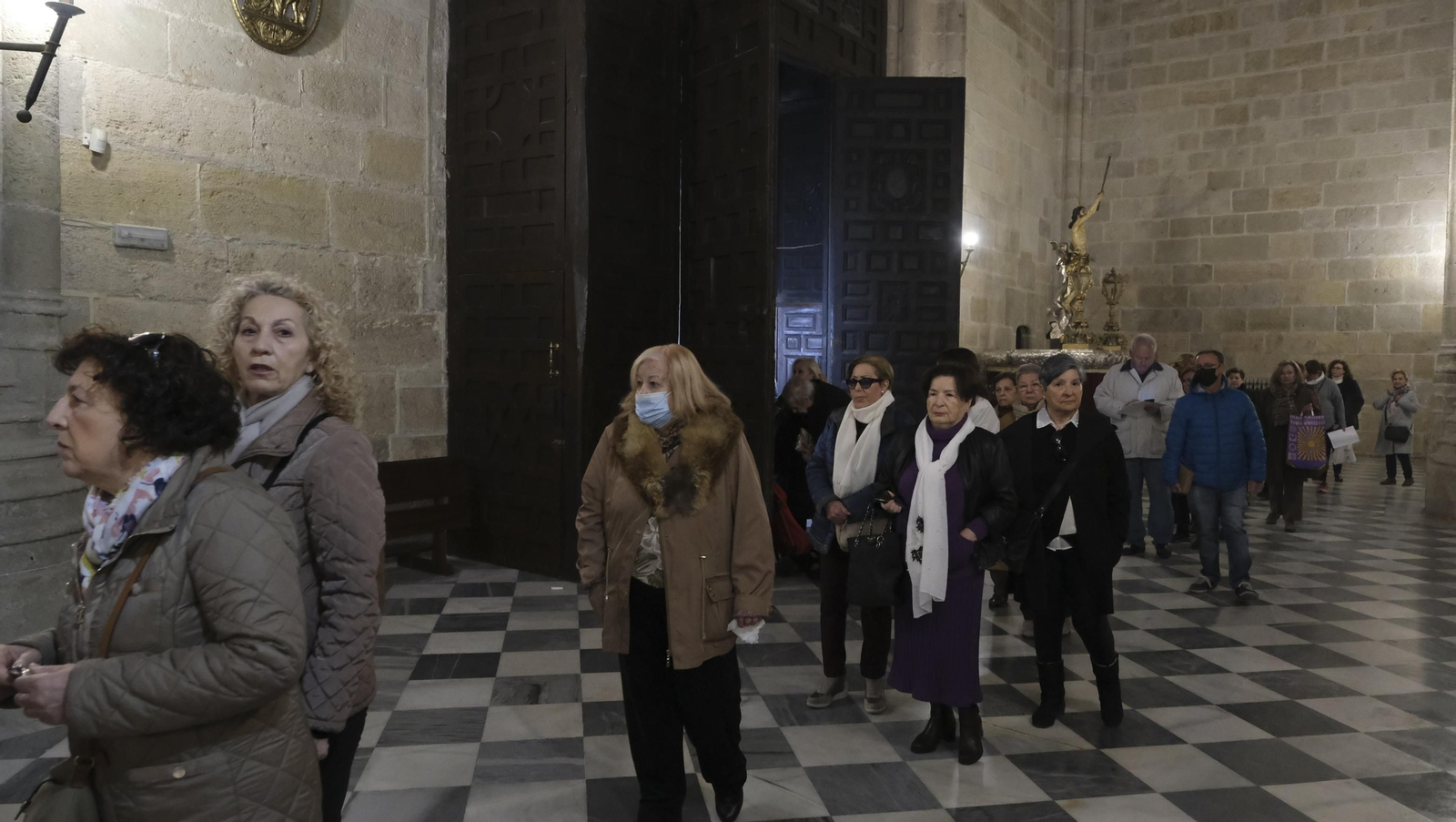 Imágenes del multitudinario besapiés del Cristo de Medinaceli en la Catedral de Almería