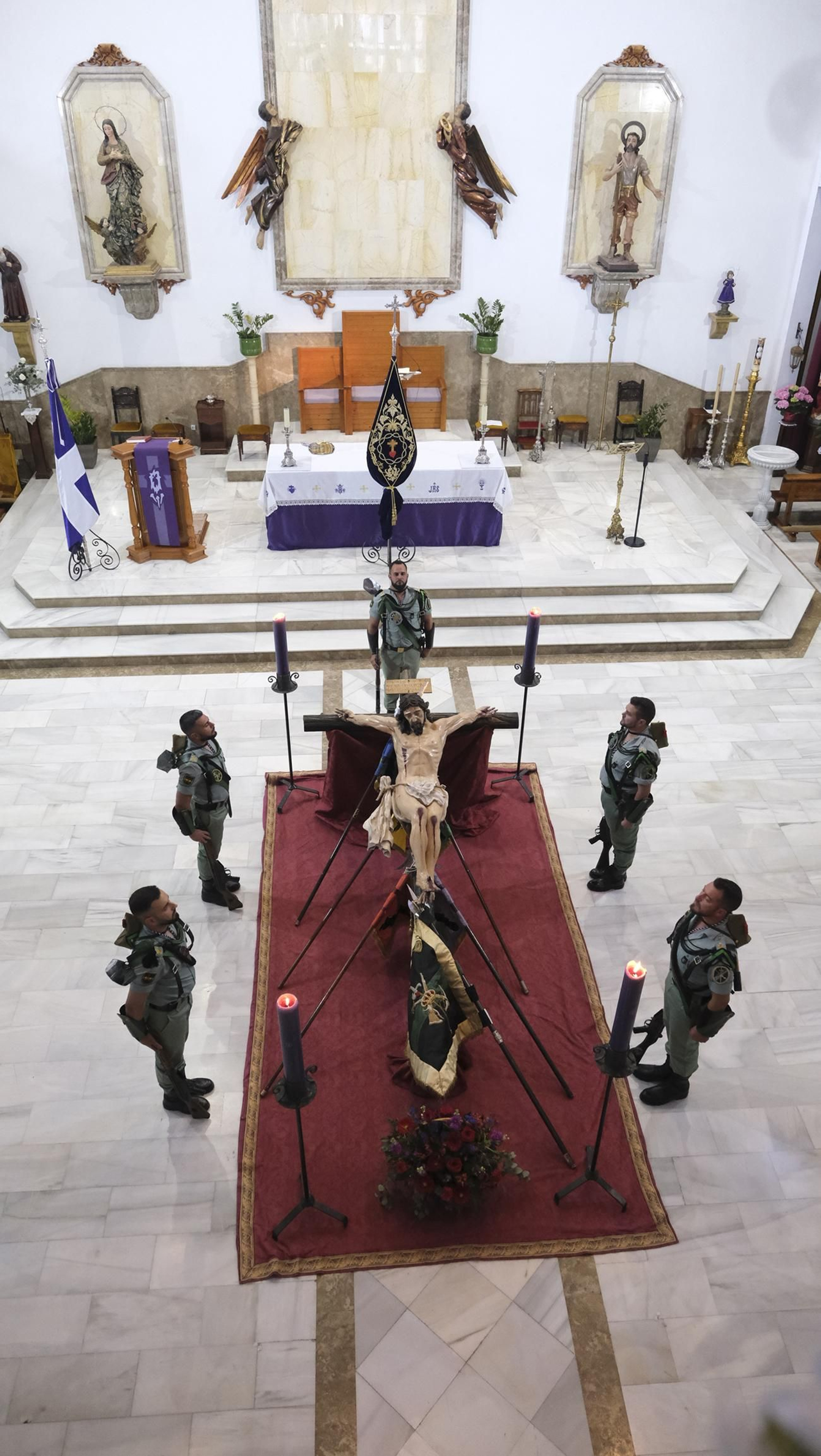 La Legión custodia el Cristo de la Buena Muerte en la Semana Santa de El Parador 2025