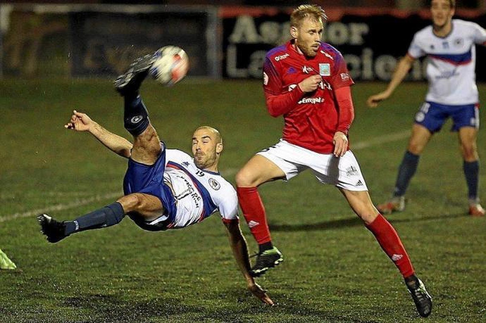 Joe, en una acción defensiva, con la camisola del Tarazona