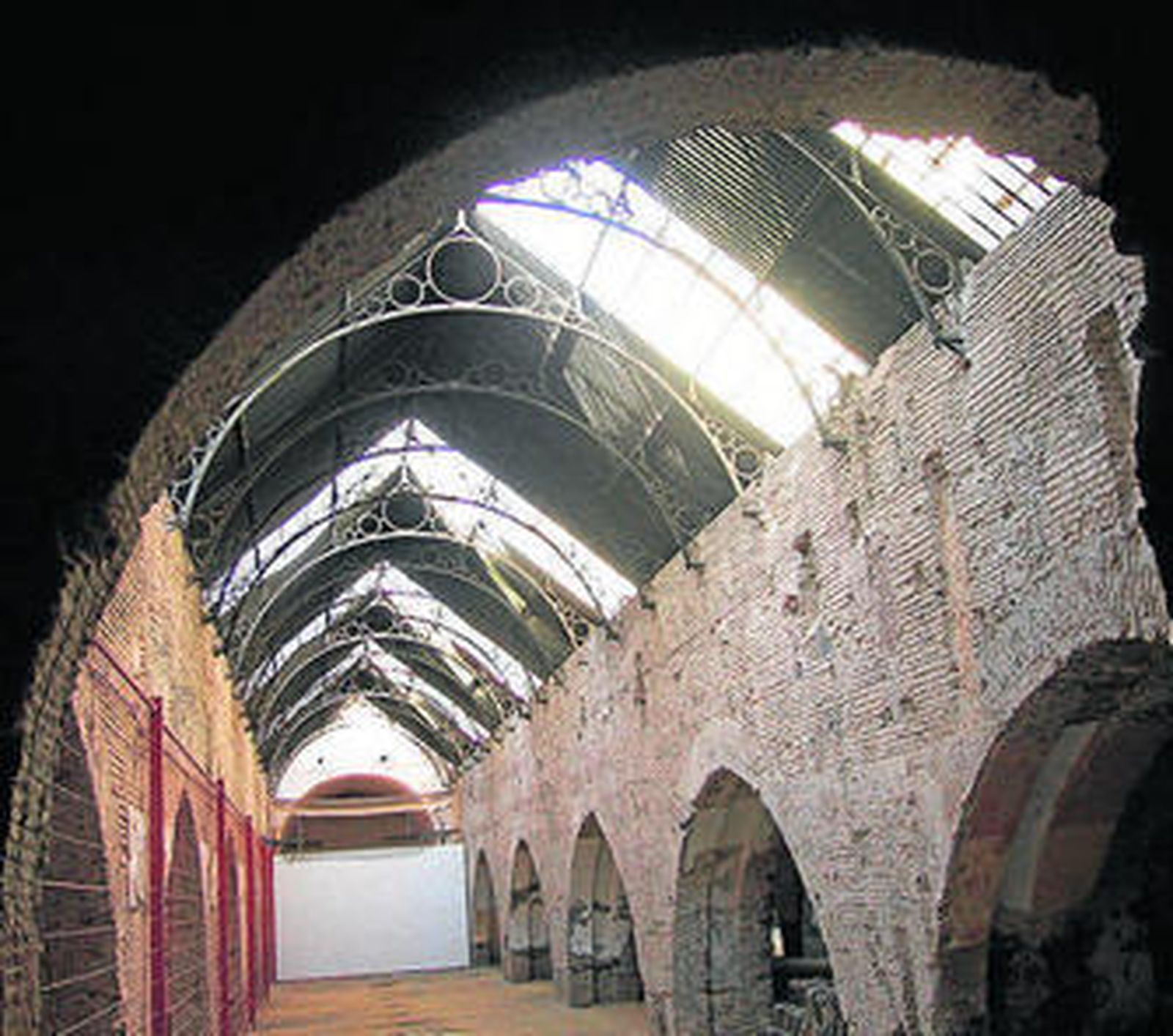 Altura actual de la naves, con los pilares semi enterrados en albero.