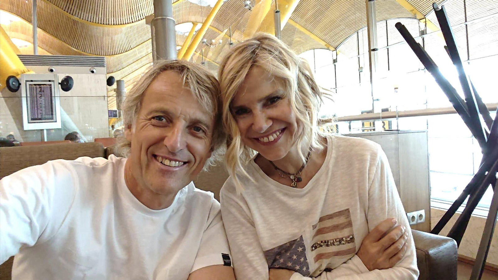 Eugenia Martínez de Irujo  con Jesús Calleja en Barajas rumbo a su aventura