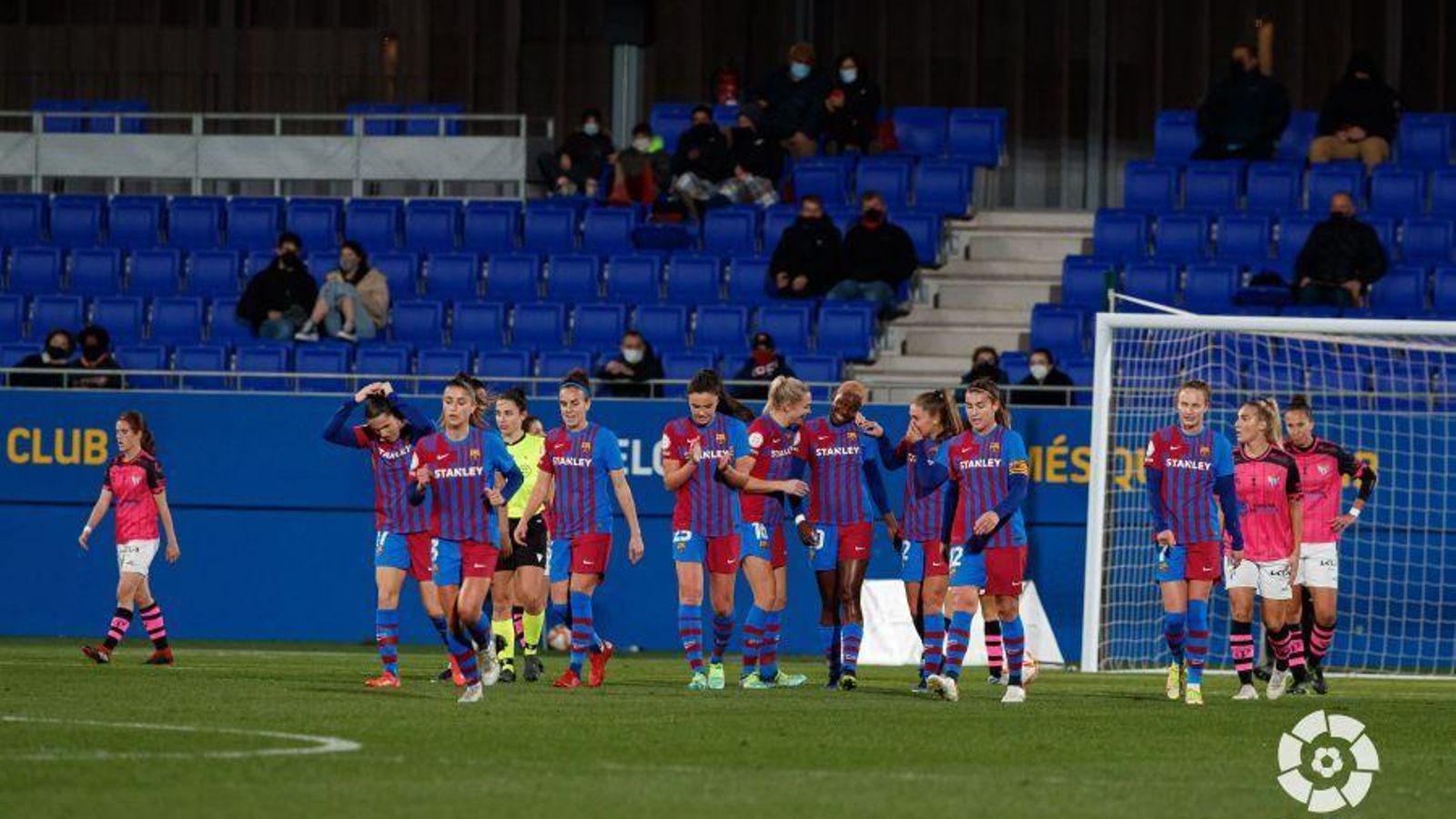 Las azulgrana celebran uno de los goles anotados ante el Sporting.