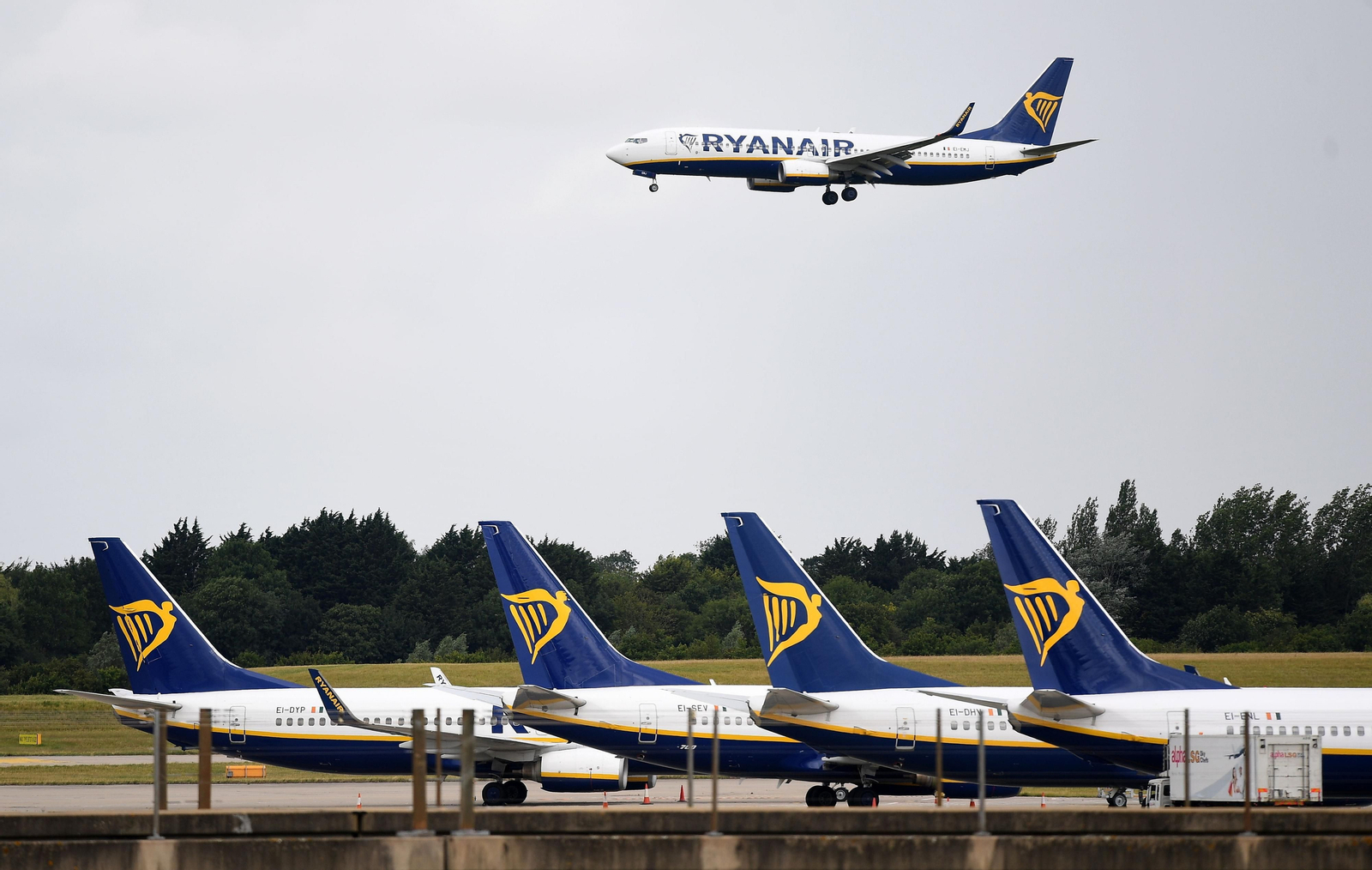 La compañía aérea Ryanair ve excesivas las medidas adoptadas por el Gobierno irlandés