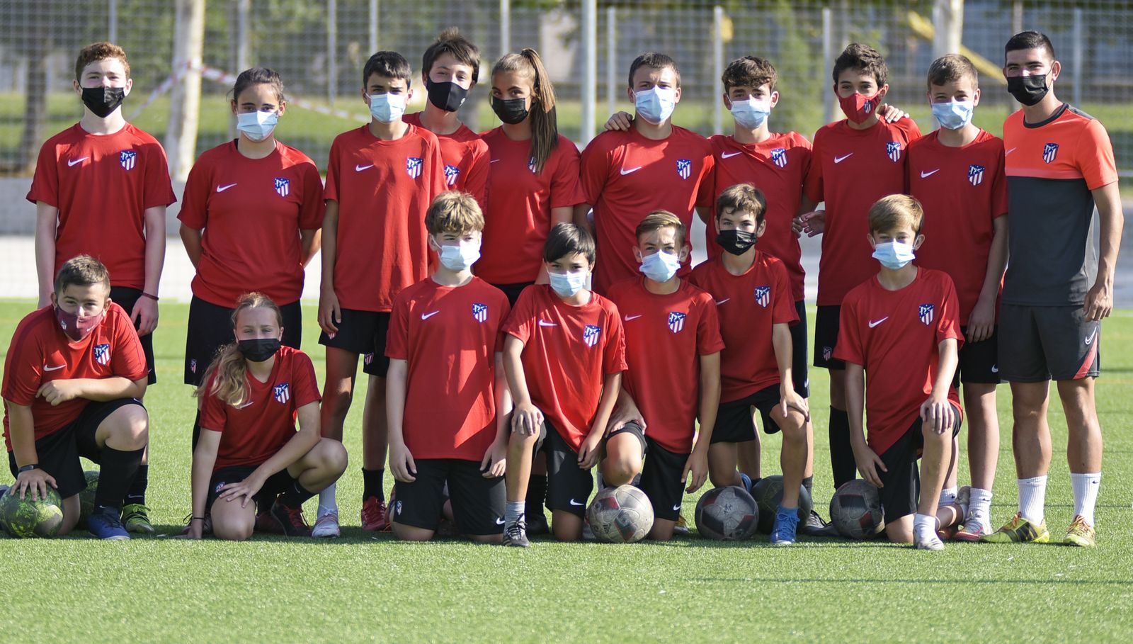 Los niños entrenarán con equipaciones oficiales del Atlético de Madrid.