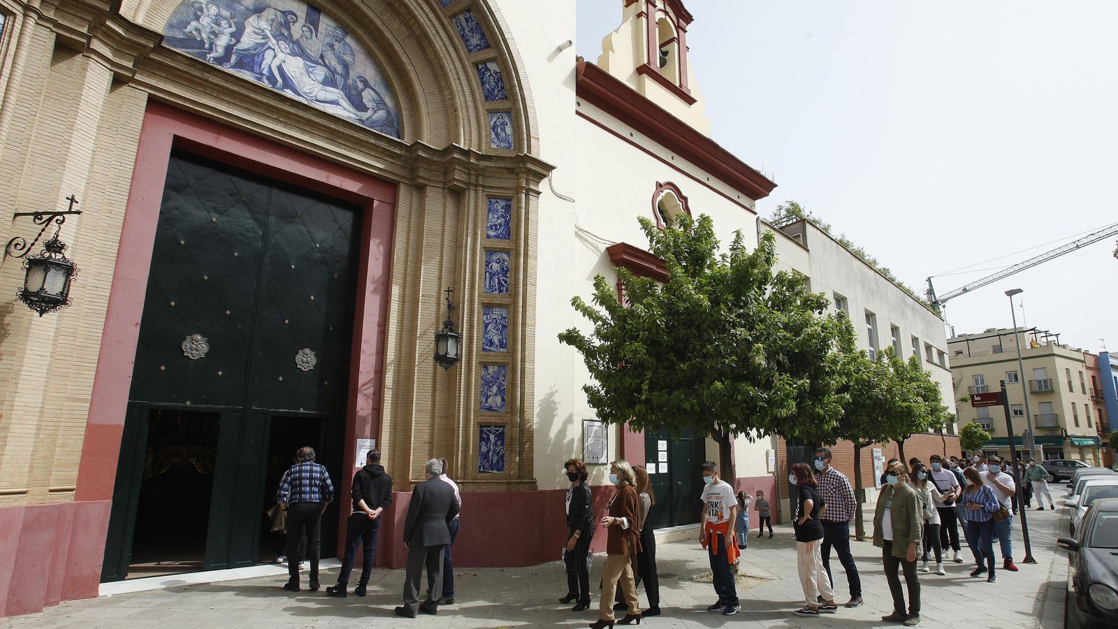 Colas en la puerta de la Basílica de la Expiración antes de que abriera.