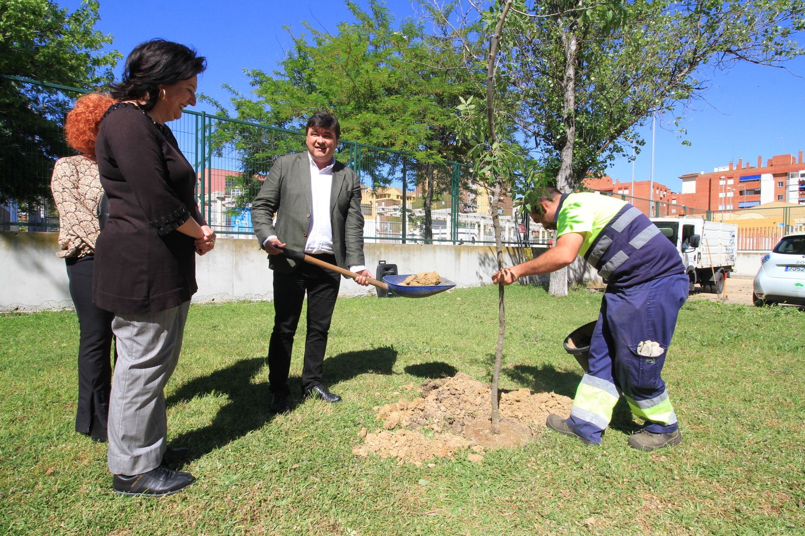 Imágenes de la plantación de árboles llevada a cabo en el colegio Los Rosales, con motivo del incendio del año pasado