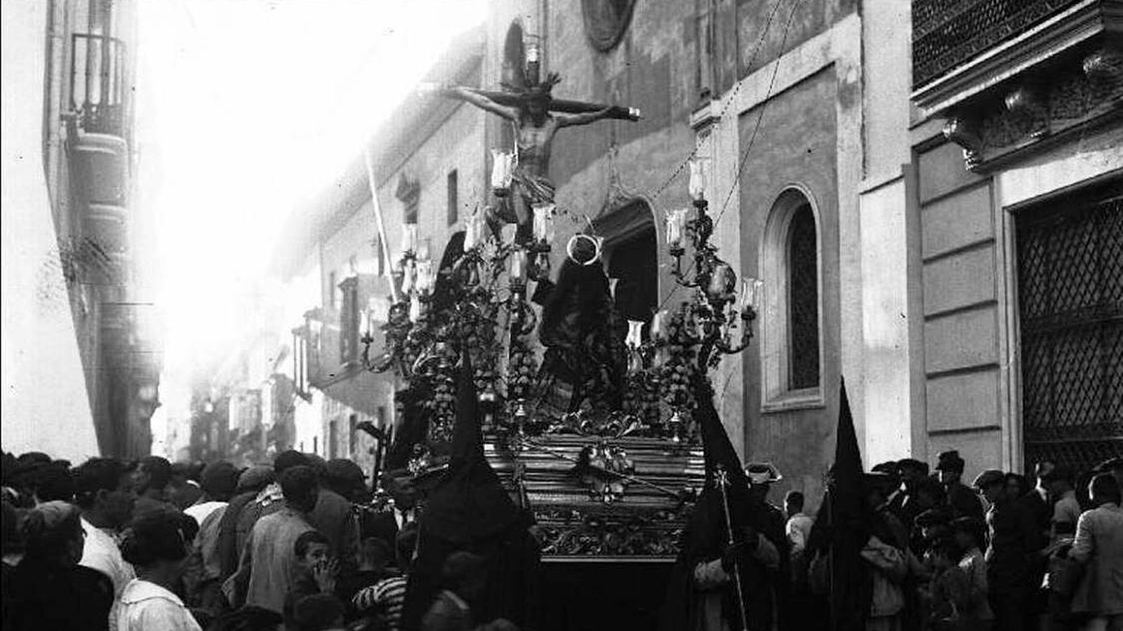 El Buen Fin sobre el paso de las "tinajas" en el año 1922 por la calle Alfonso XII