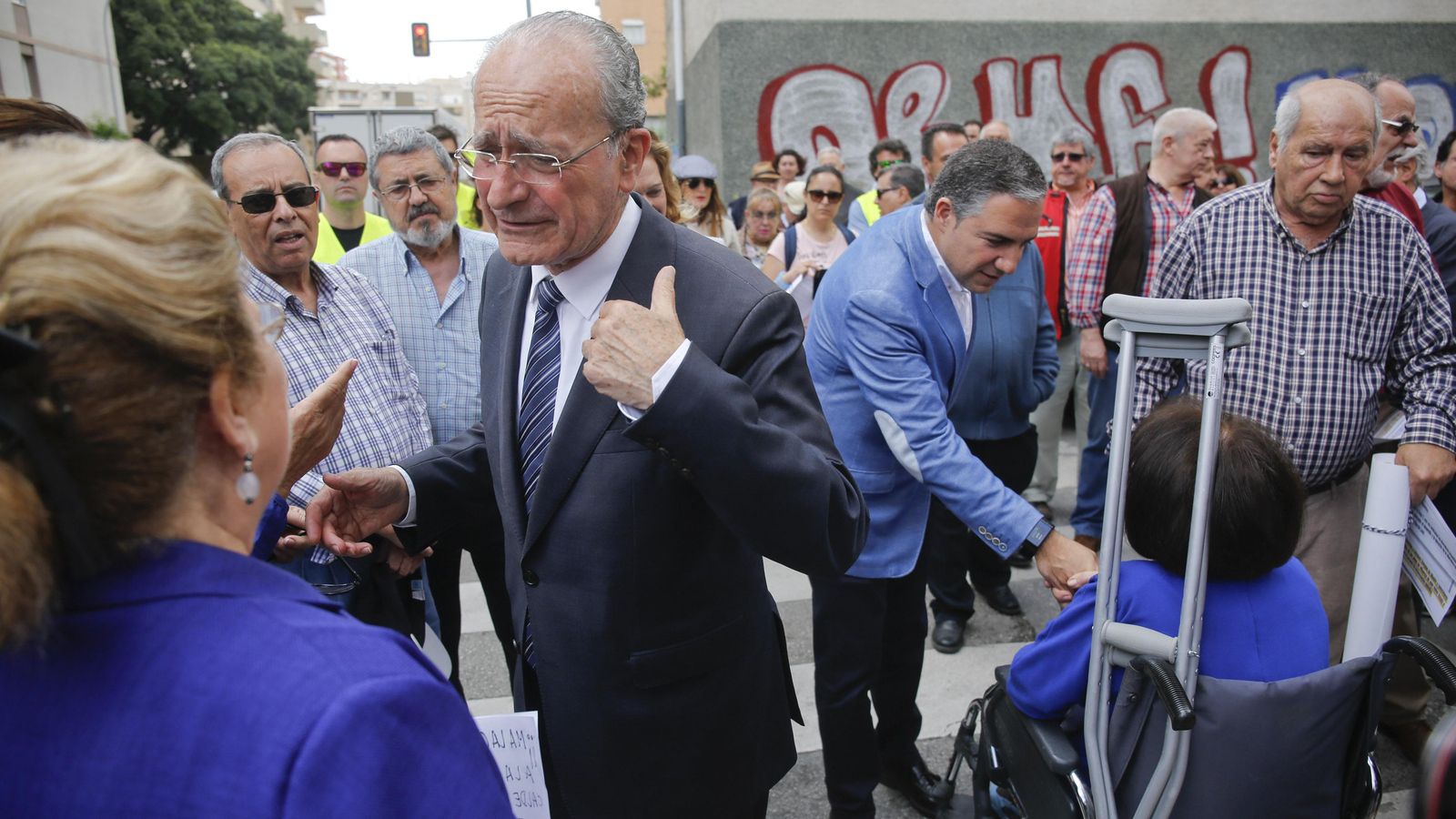 De la Torre y Bendodo, en una reunión con vecinos, en 2017, en contra del Metro en superficie al Civil.