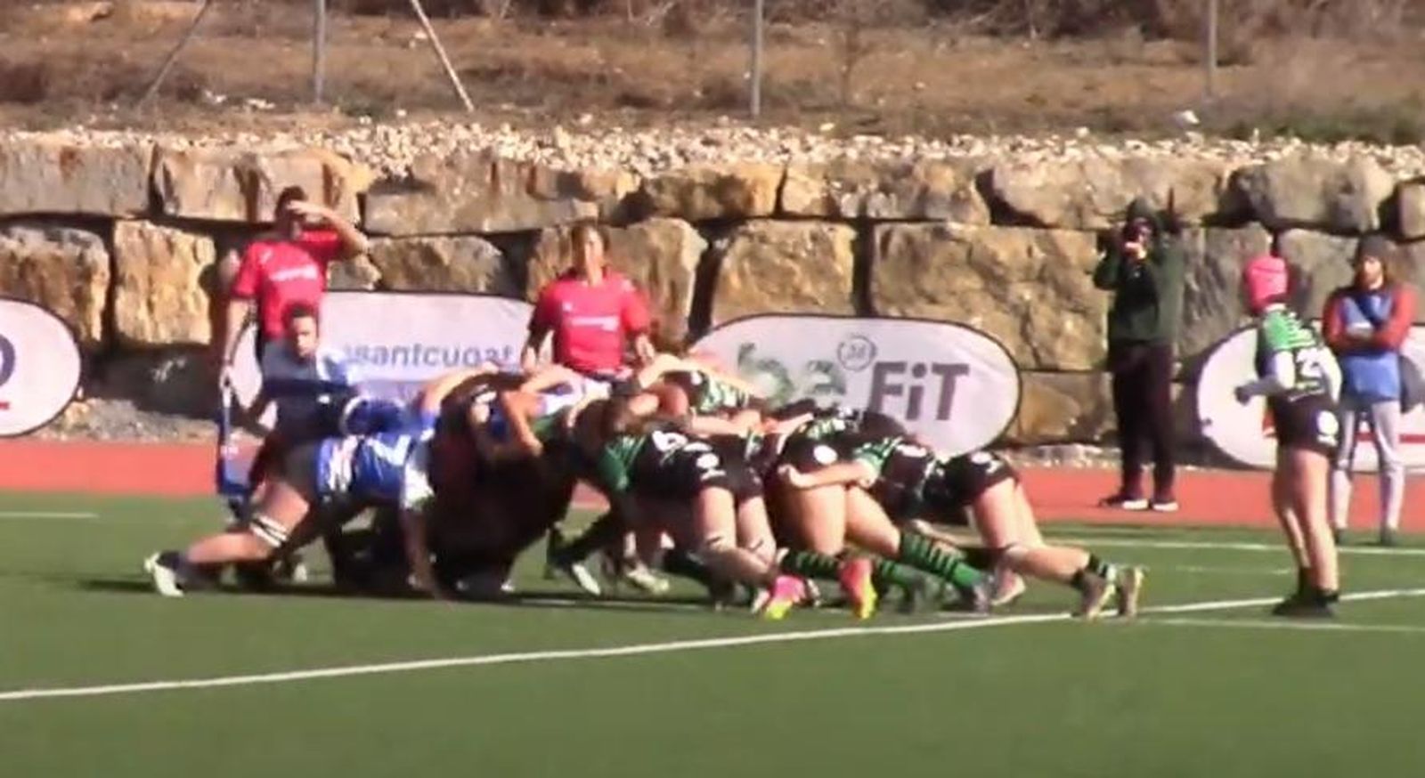 Una captura de pantalla de una melé durante el partido en La Jardinera.