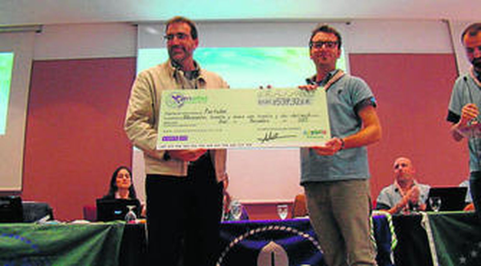 Momento de la entrega del cheque solidario a Márgenes y Vínculos.
