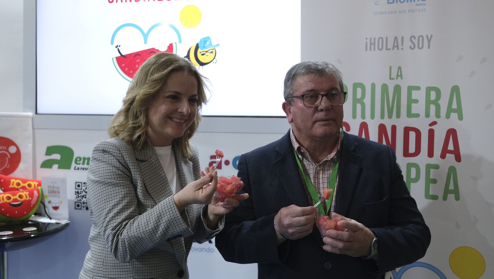 La  diputada de Promoción Alimentaria, María Luisa Cruz, con el presidente de Coexphal, Juan Antonio González del Real