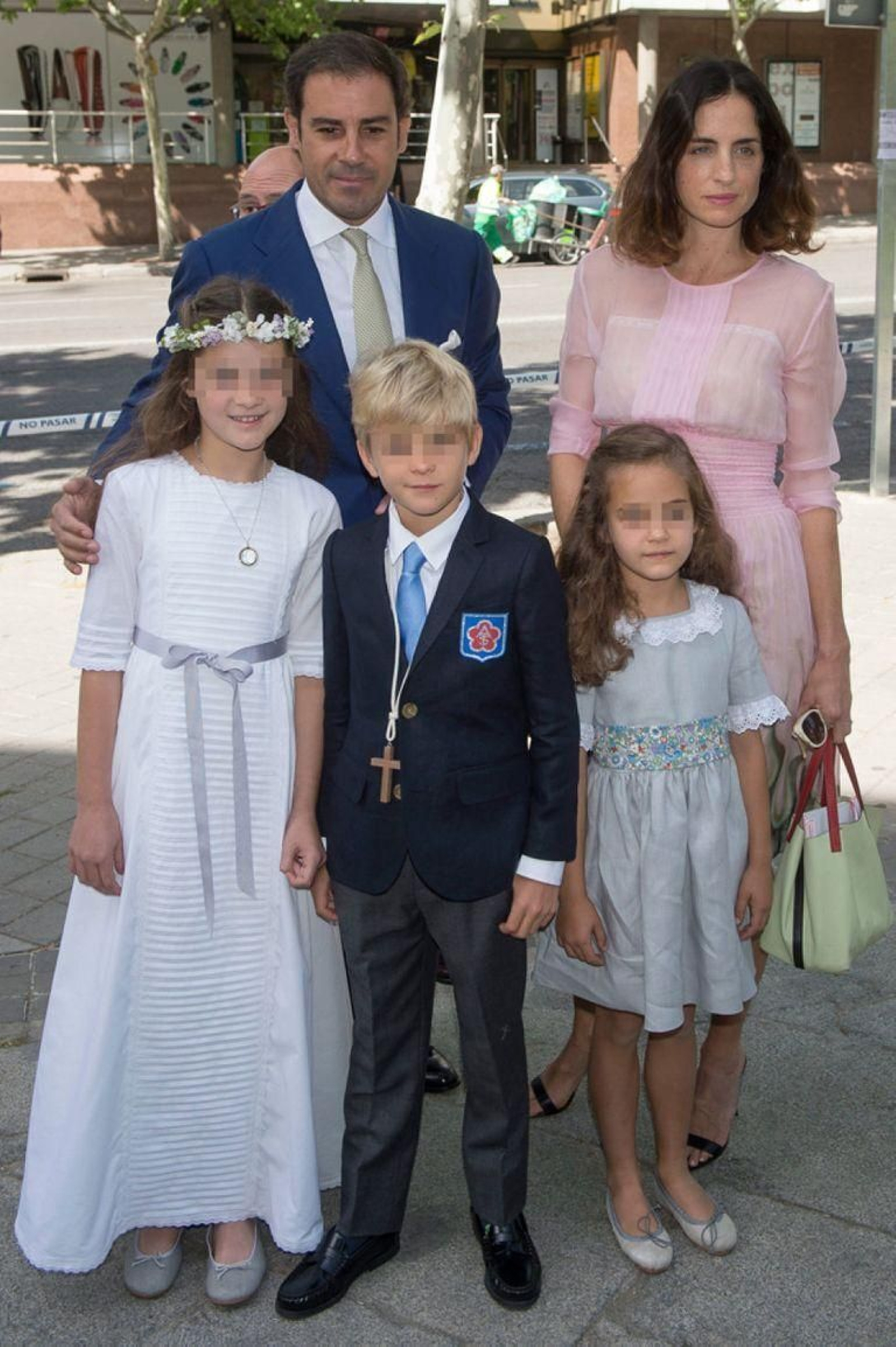 'El Litri' y Carolina Adriana Herrera, con sus tres hijos, en la primera comunión de los dos mayores.