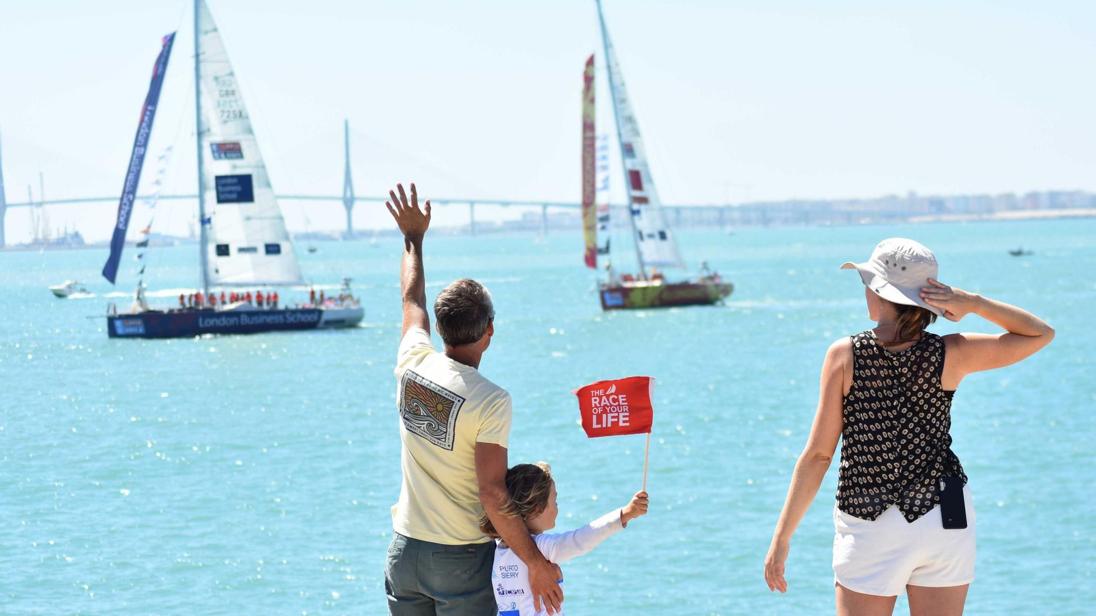 Muchas personas se acercaron el domingo hasta Puerto Sherry para despedir a las embarcaciones.