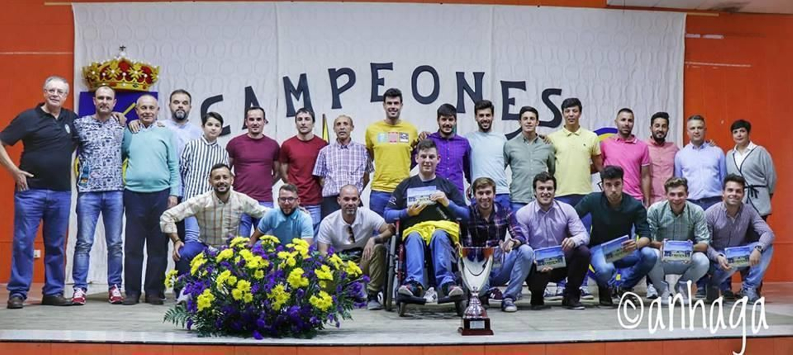 La plantilla del Rubias y las autoridades posan con la Copa que acredita al club como campeón de su grupo.