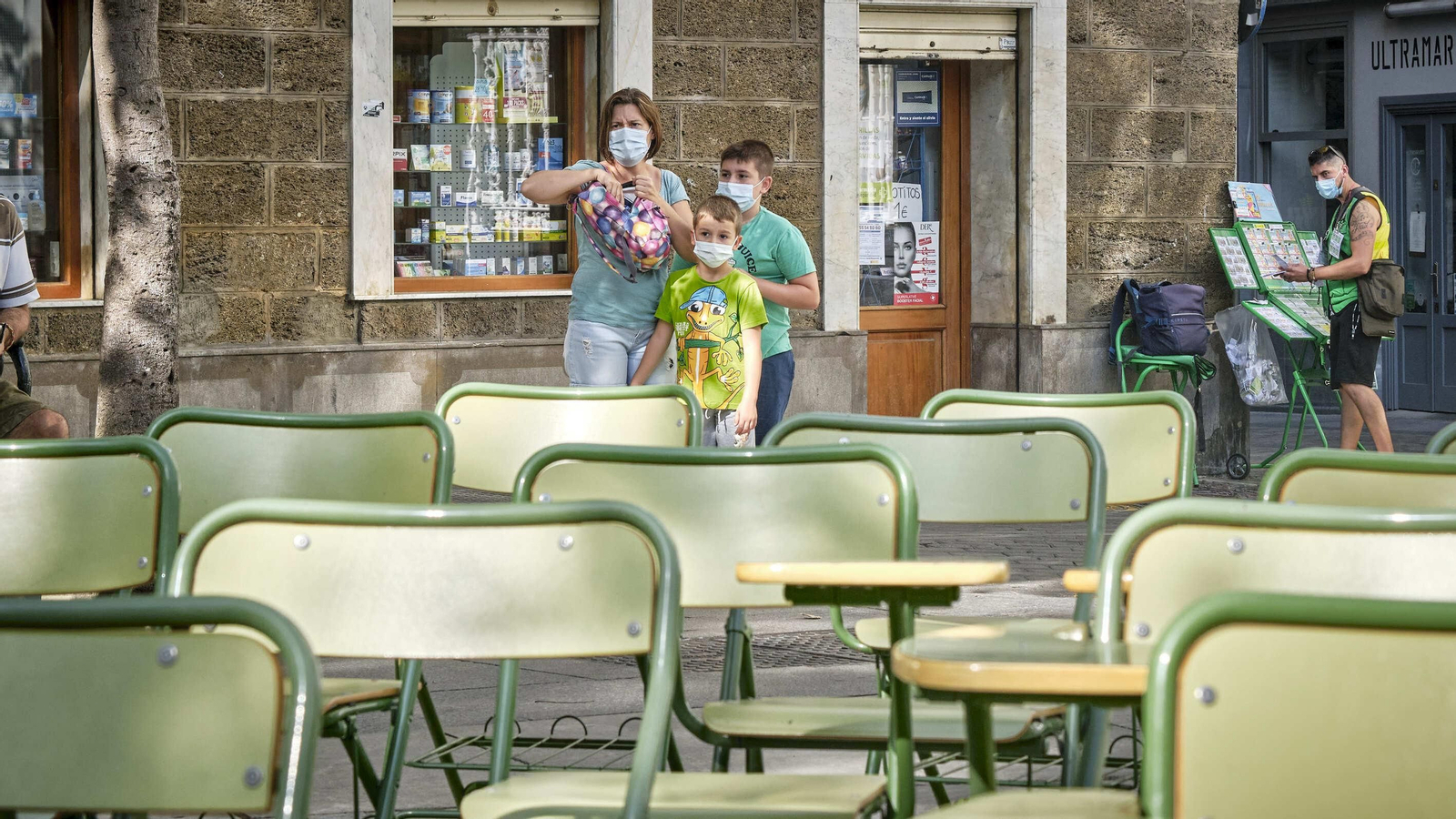 Aula escolar instalada en la plaza de Mina para intentar demostrar que si no se disminuye la ratio, no se cumple la distancia de seguridad entre los alumnos